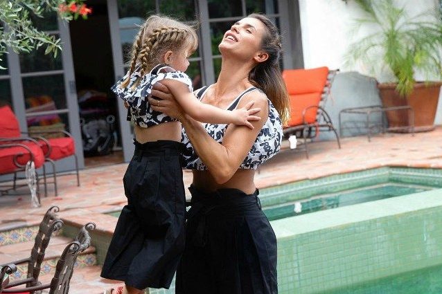 Elisabetta Canalis e Skyler Eva come due gemelle: mamma e figlia sfoggiano i look estivi uguali