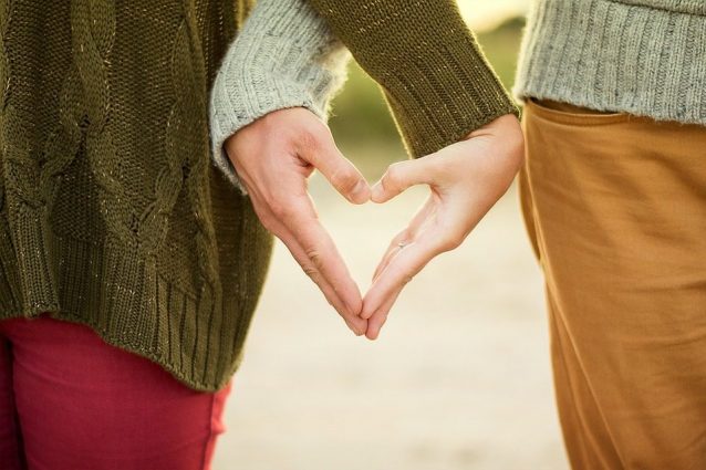 Ha bisogno del trapianto di rene, scopre che il fidanzato è compatibile: sono la coppia perfetta