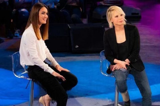 Silvia Toffanin con le frange, Maria De Filippi in jeans: è sfida di stile a Verissimo