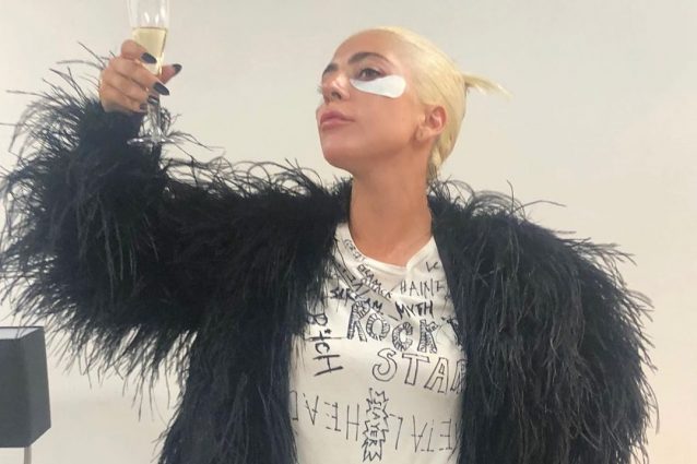 Lady Gaga in pelliccia e calze a rete in estate: anche quando fa la maschera viso è glamour