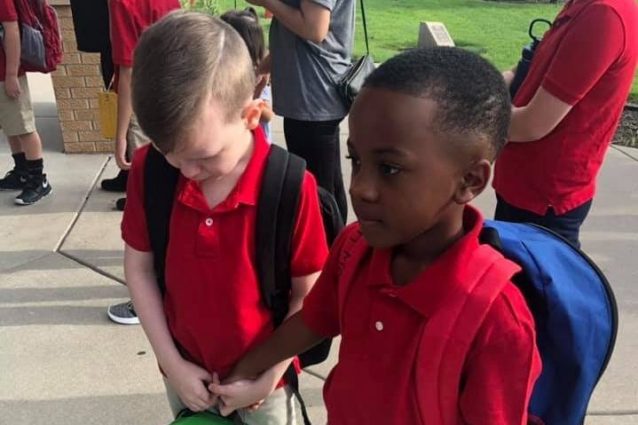 Tiene per mano l’amichetto autistico che piange fuori scuola: la dolcezza dei bimbi commuove il web