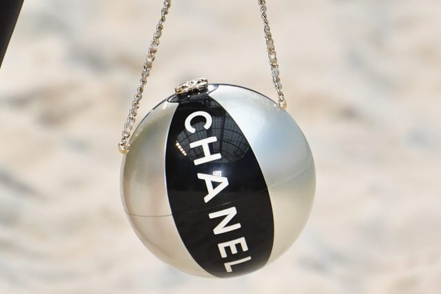 La borsa più originale dell’estate? Quella di Chanel a forma di pallone gonfiabile