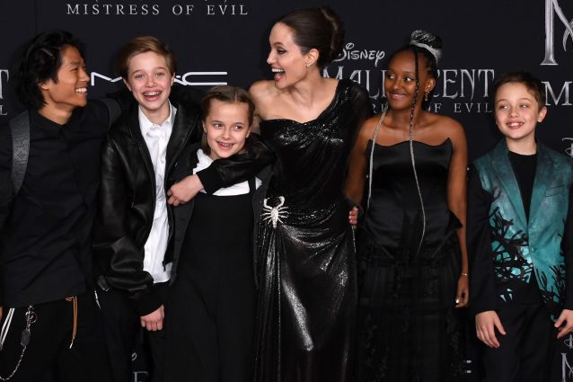 Angelina Jolie alla prima di Maleficent: scorpione sull’abito e figli al seguito con look coordinati