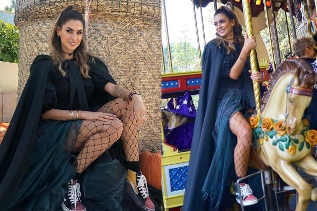 Melissa Satta strega in sneakers e calze a rete, il travestimento per Halloween è super trendy