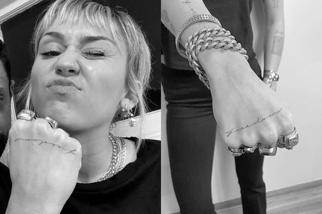 Miley Cyrus, il nuovo tatuaggio è dedicato al divorzio con Liam Hemsworth