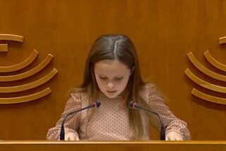È nata maschio ma vive come una bambina, a 8 anni Elsa difende i diritti delle persone transessuali