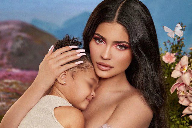 Kylie Jenner, a quasi 2 anni dalla nascita di Stormi racconta del parto: “Mi hanno rotto le acque”