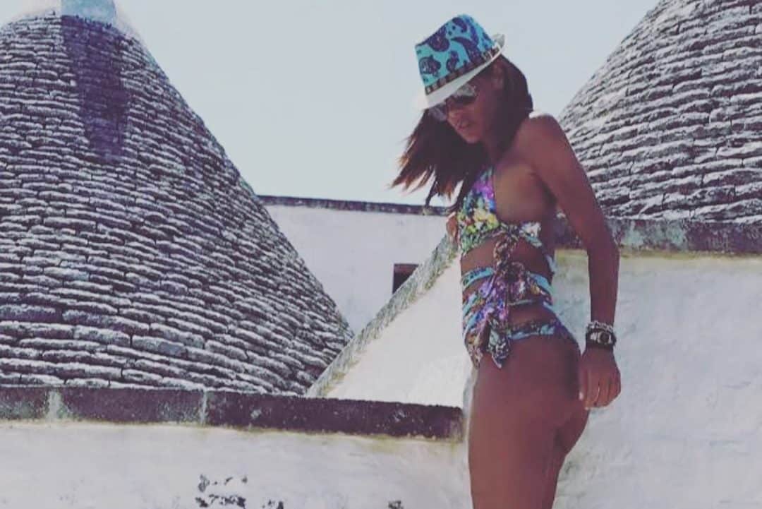 Bianca Guaccero in costume, la foto indigna il web: "In questi giorni di dolore è volgare"