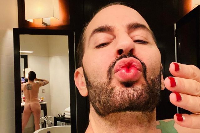 Marc Jacobs nudo con lo smalto rosso: dà un’anticipazione del look per il compleanno in quarantena