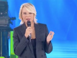 Amici 2021, terza puntata: Maria De Filippi cambia occhiali e sceglie la  montatura esagonale