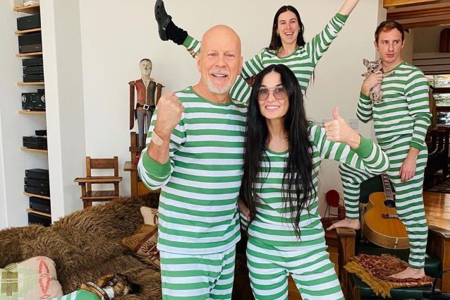 Demi Moore e Bruce Willis con i pigiami a righe: la quarantena con i figli è in coordinato