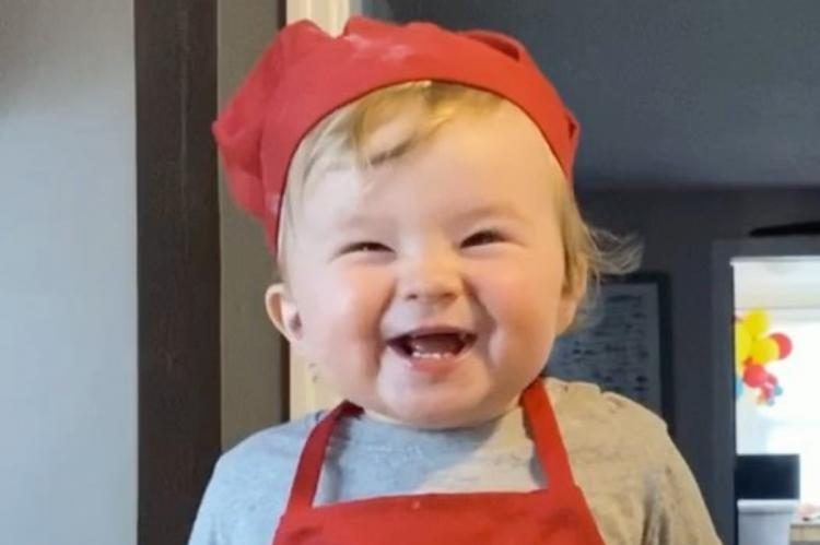 Kobe, l'adorabile bambino chef con cappello e grembiule rosso: a 1 anno è già una star del web