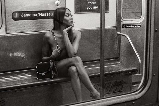 Naomi Campbell nuda nella metro di New York, a 50 anni incanta con la sua bellezza mozzafiato