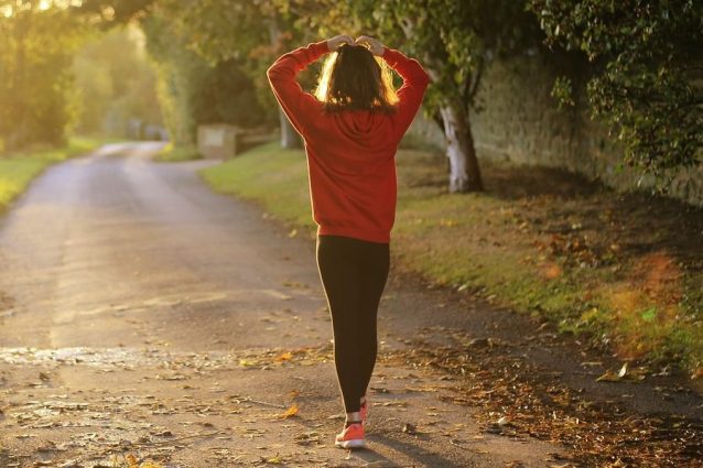 Passeggiare da soli fa bene alla salute: combatte lo stress e migliora l’umore