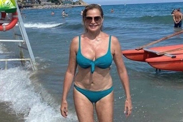 Simona Ventura in bikini a 55 anni: la forza di una star che non teme di mostrare le imperfezioni