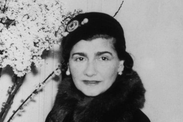 Coco Chanel, buon compleanno all’icona di stile che non passa mai di moda