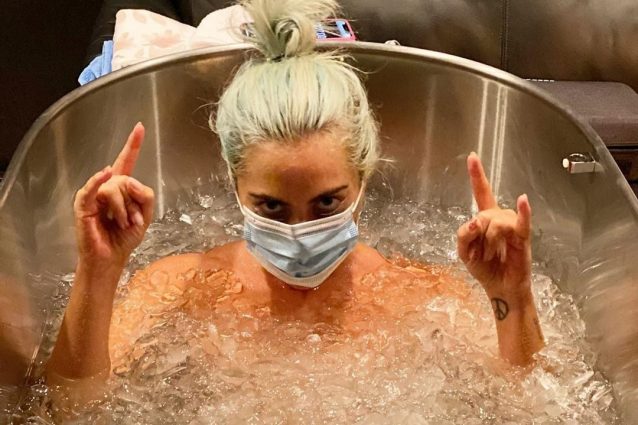 Lady Gaga fa il bagno nel ghiaccio con la mascherina: così si prepara al primo live dopo il lockdown