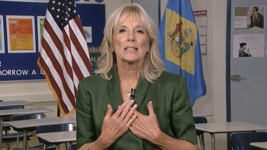 Jill Biden parla da una scuola vuota durante la campagna elettorale