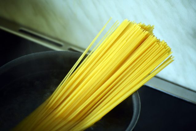 Mettere il sale nell’acqua della pasta prima che bolla: l’errore da evitare in cucina