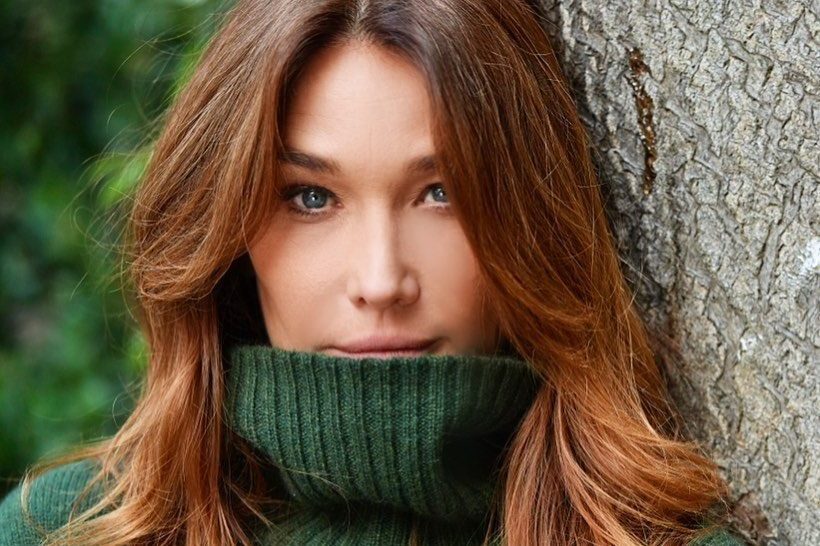 Carla Bruni cambia colore di capelli: il suo cinnamon balayage è il must-have dell'autunno