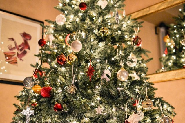 Addobbare l’albero di Natale in anticipo non è solo una mania, è il metodo ideale per essere felici