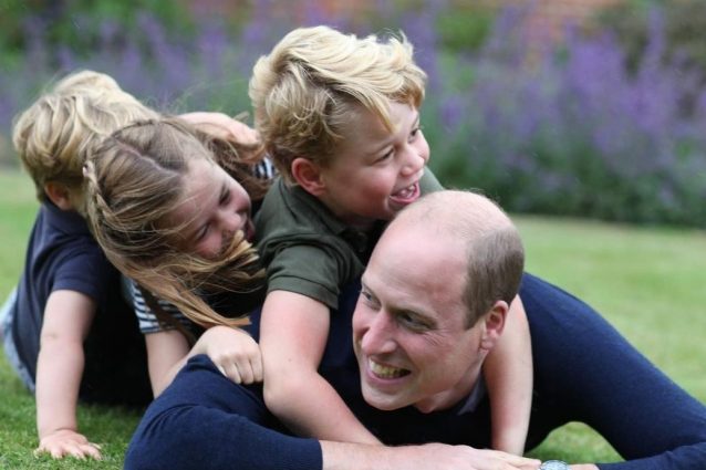 George, Charlotte e Louis, Natale in pandemia: decoreranno l’albero della nonna in videochat