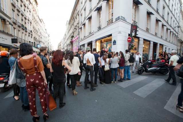 Clienti in fila per entrare da Colette durante la settimana della moda 2012