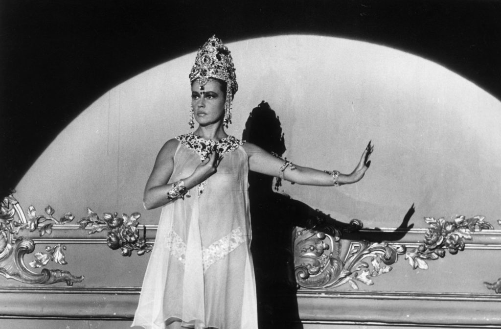 Jeanne Moreau nel film "Mata Hari, Agent H 21" con i costumi disegnati da Pierre Cardin