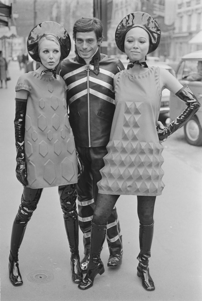 I vestiti tridimensionali di Pierre Cardin in uno scatto del 1968