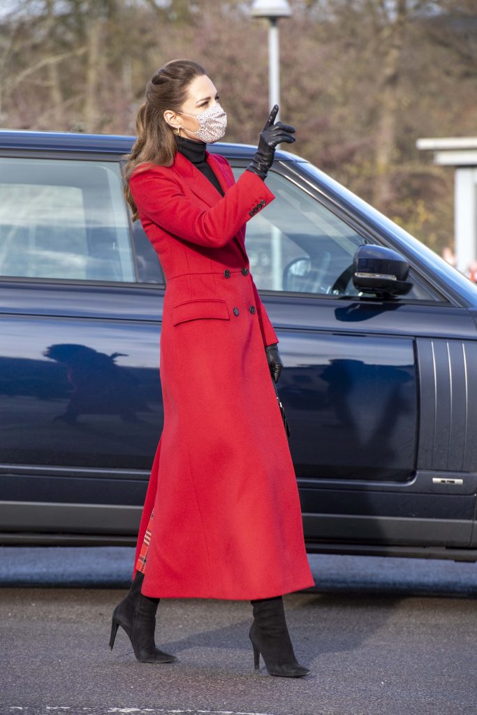 Kate Middleton indossa uno stivale a punta scamosciato
