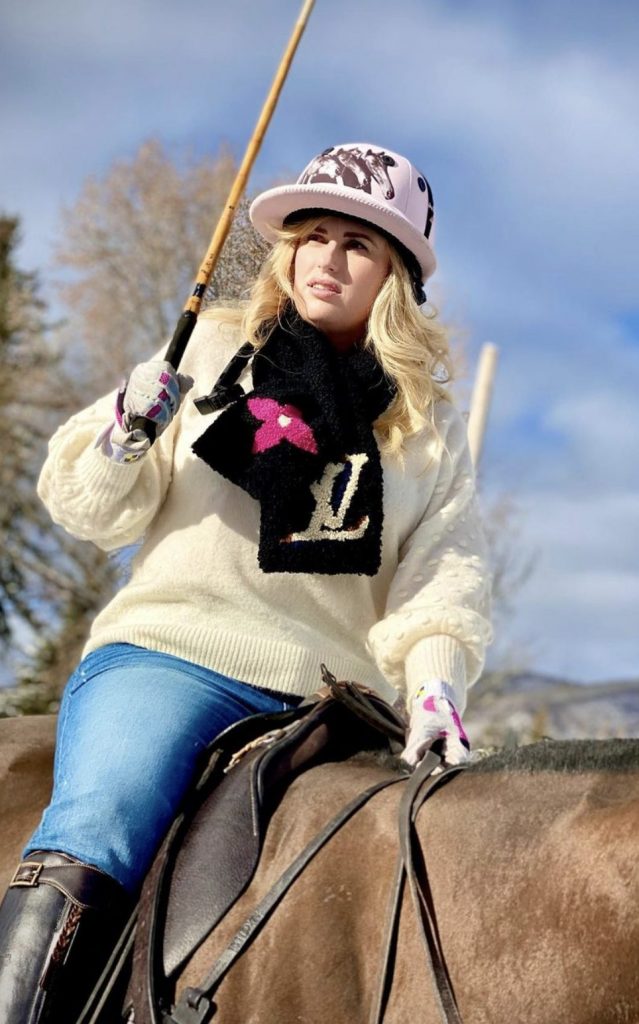 Rebel Wilson ad Aspen con la sciarpa Louis Vuitton