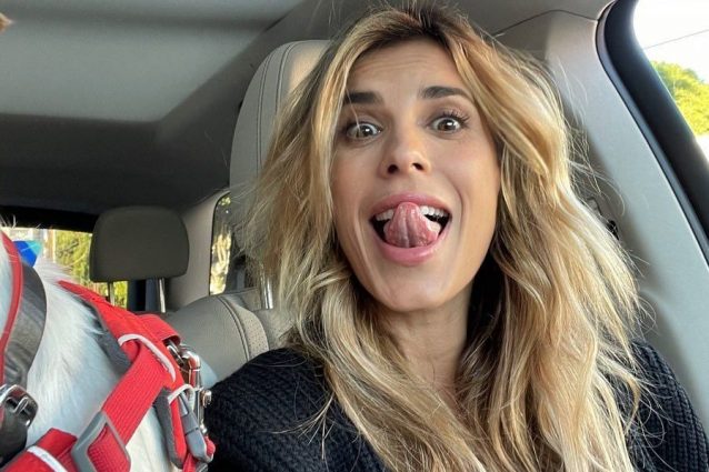 Elisabetta Canalis con i capelli biondi: il cambio look per l’inverno è drastico