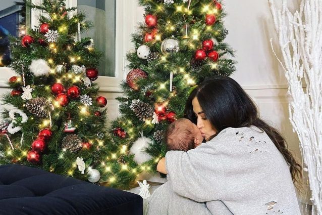 Giorgia Palmas dolce mamma, il primo Natale con Mia è in tuta e con due alberi addobbati