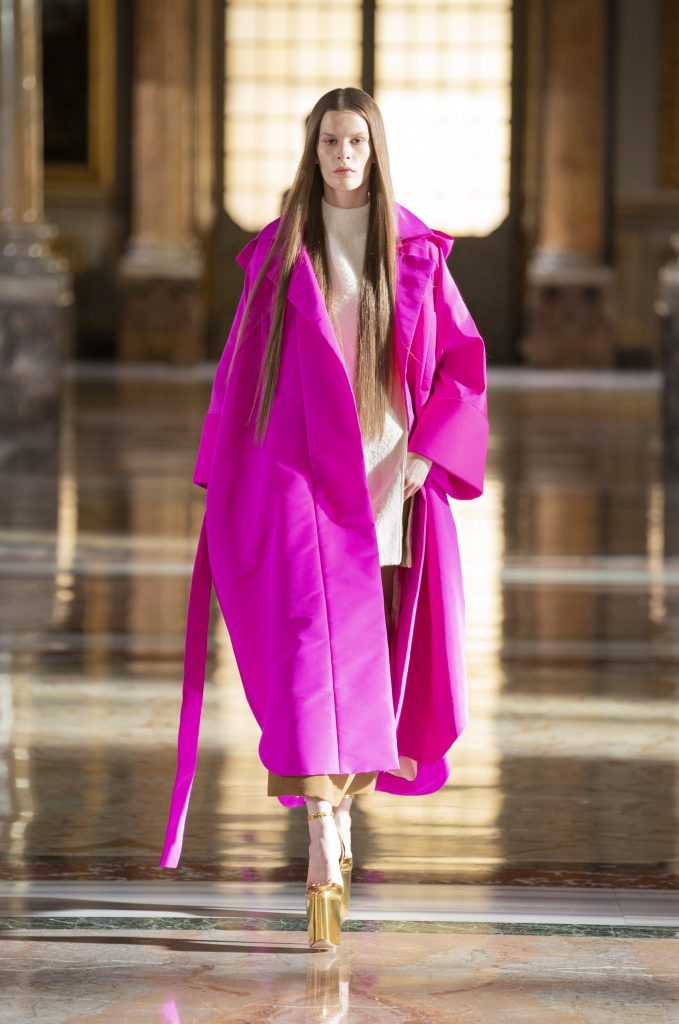 Cappotto oversize fucsia su un abito girocollo bianco e zeppe scultura oro, Valentino