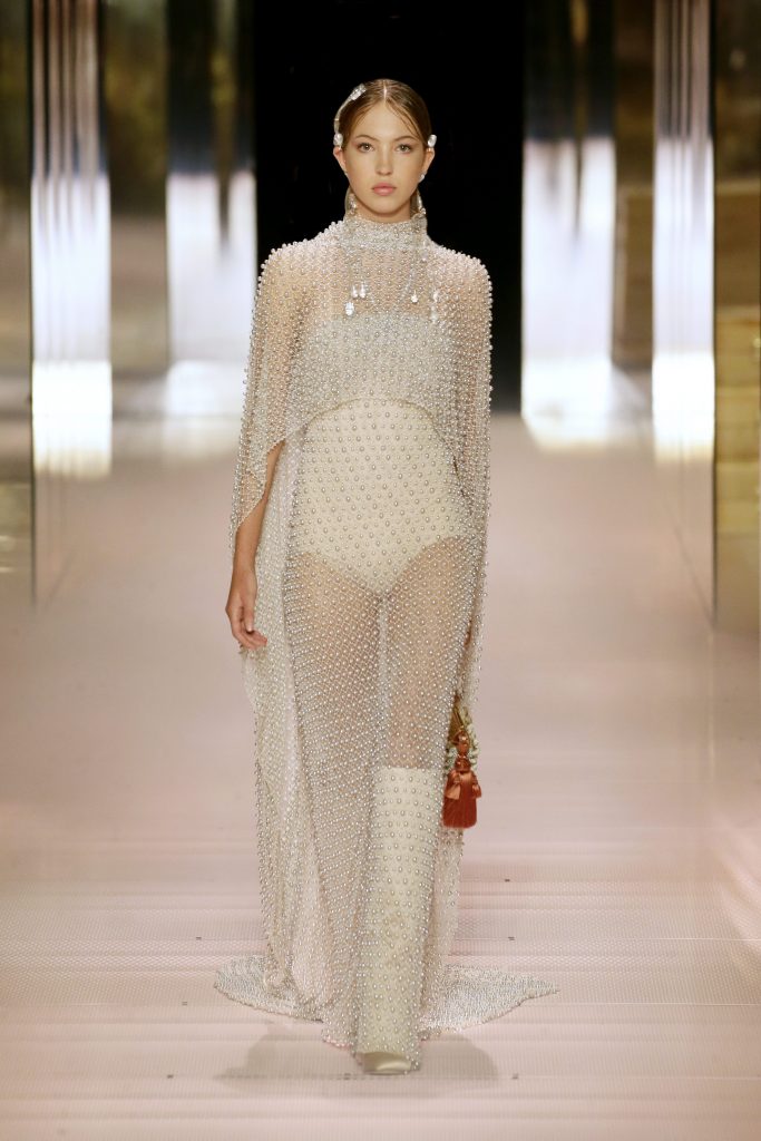 Lila Grace Moss sulla passerella di Fendi