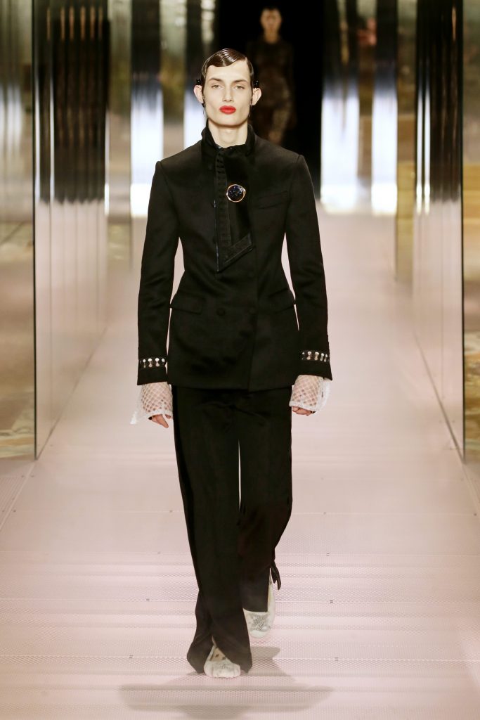 Un modello sulla passerella Fendi Couture