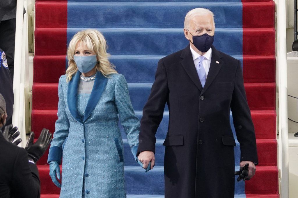 Jill Biden con il marito Joe alla cerimonia di insediamento