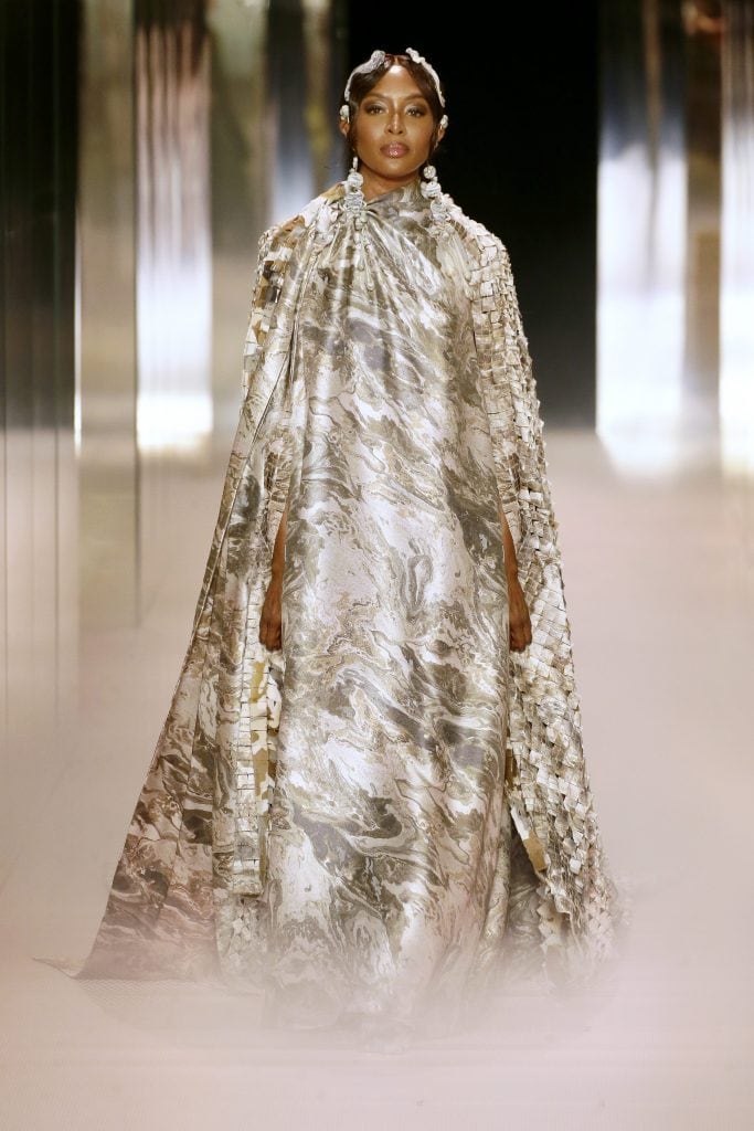 Naomi Campbell nella sfilata Fendi