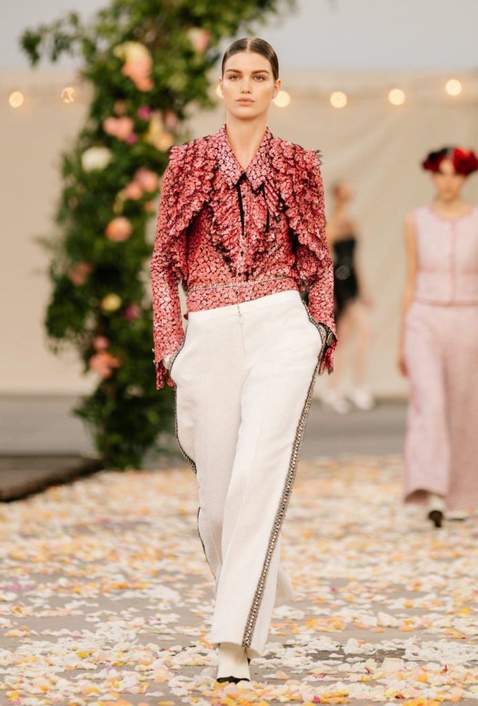 Bolero ricamato color geranio e pantaloni bianchi, Chanel