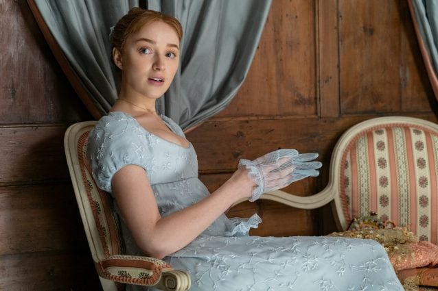 l’attrice Phoebe Dynevor in una scena di Bridgerton