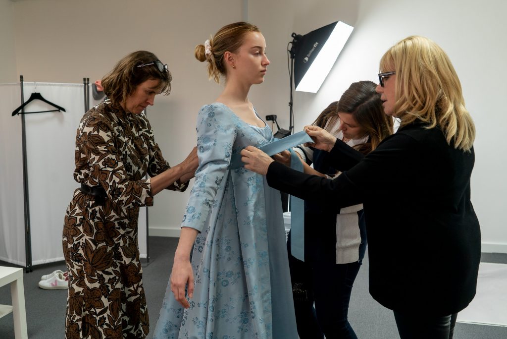 la costumista Ellen Mirojnick al lavoro dietro le quinte