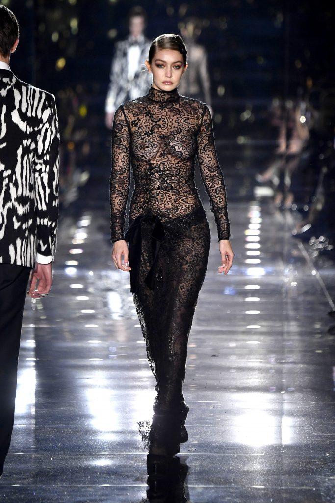 Gigi Hadid durante la sfilata di Tom Ford il 7 febbraio 2020