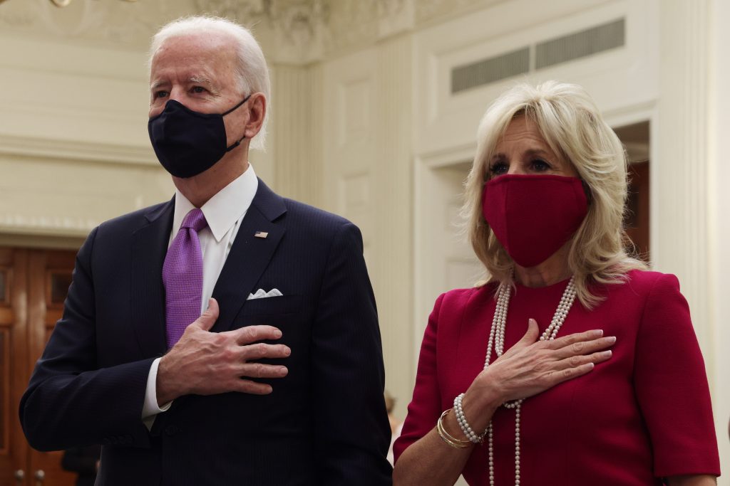 Joe e Jill Biden durante la funzione inaugurale nella Casa Bianca