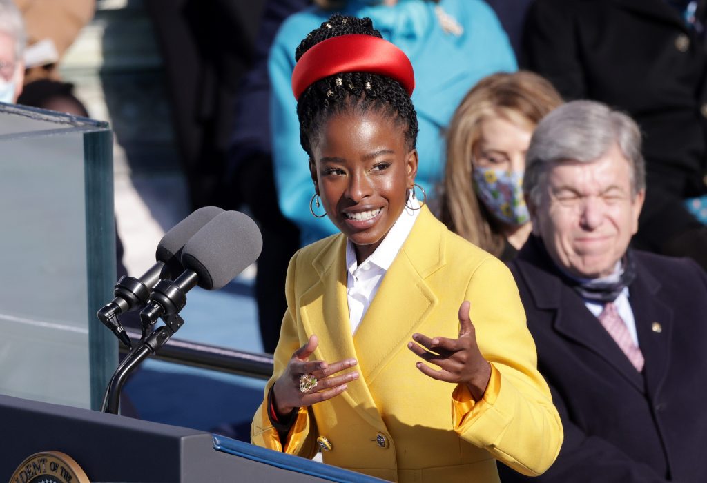 Amanda Gorman legge i suoi versi alla cerimonia di insediamento di Joe Biden