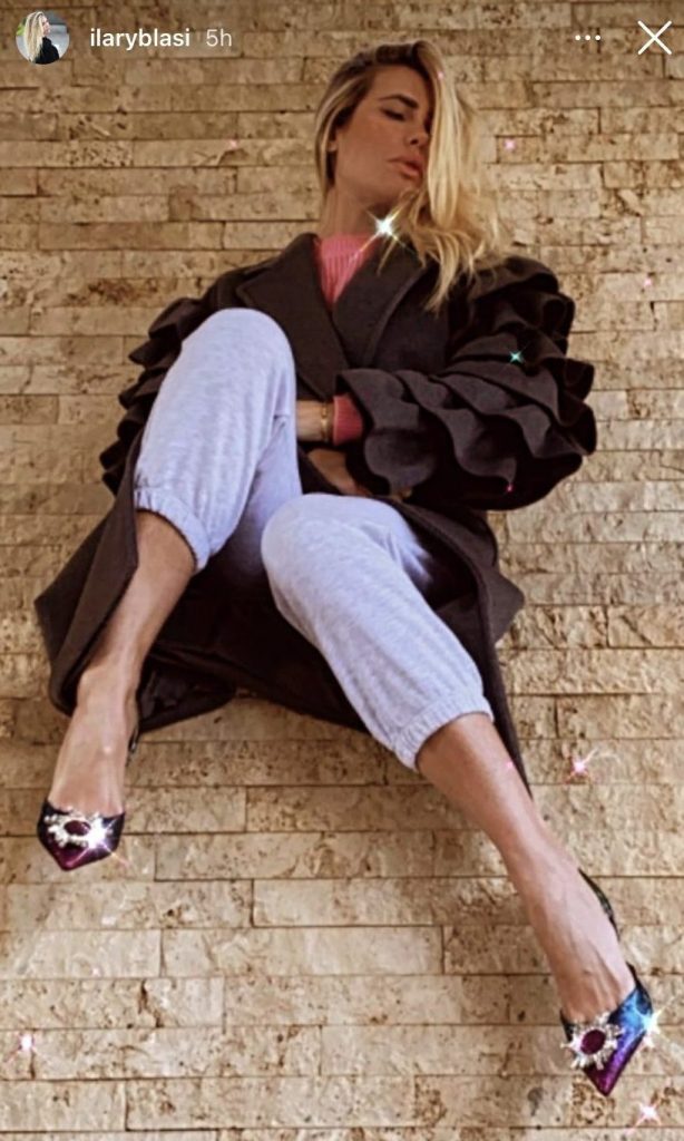Ilary Blasi con la tuta e le scarpe di Amina Muaddi