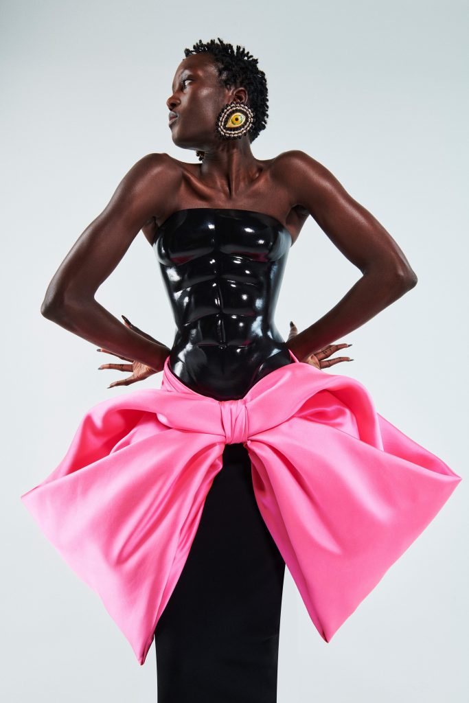 Abito bustier nero con maxi fiocco rosa Schiaparelli