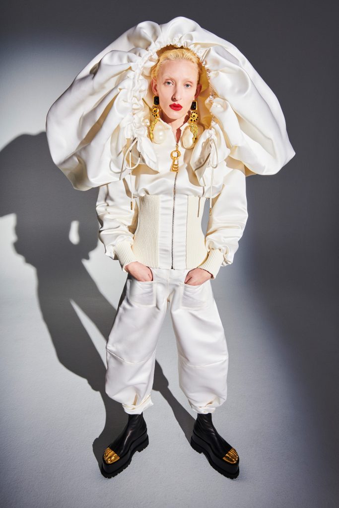 Completo total white con maxi cappuccio ricamato e anfibi