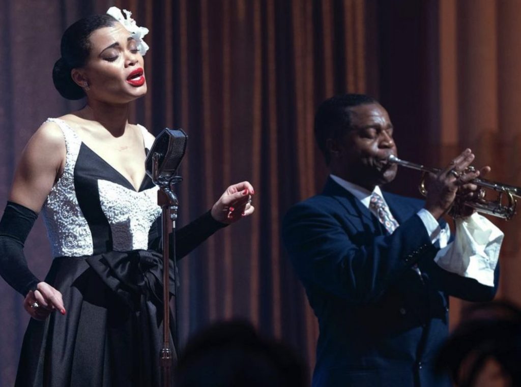 Andra Day i uno dei look del film firmato Prada