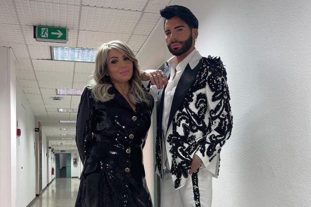 Federico Fashion Style presenta mamma Angela: il debutto in tv è con l’abito giacca di paillettes