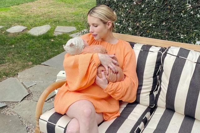 Emma Roberts mamma trendy: la prima foto col figlio è in arancione e con le scarpe da oltre 400 euro